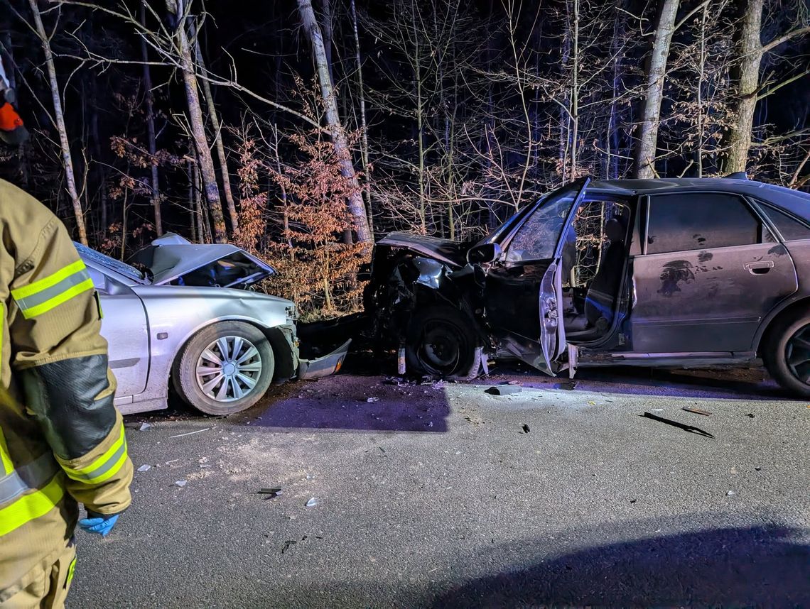 Czołowe zderzenie na zakręcie. 25-latka w szpitalu
