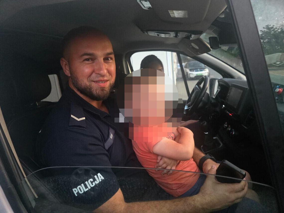 Czterolatek sam i na boso przy S17. Policjanci szukali jego domu Czterolatek sam i na boso przy S17. Policjanci szukali jego domu