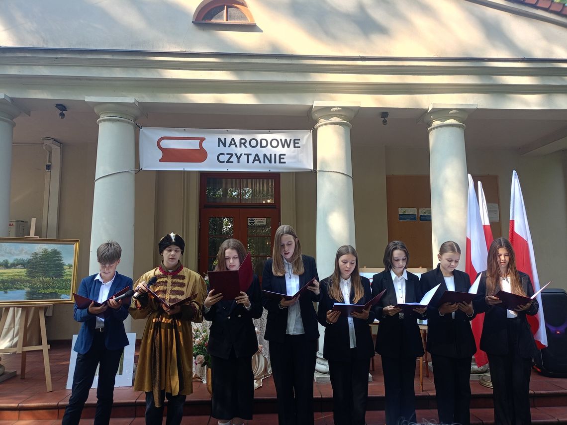 Czytali Kochanowskiego w parku Czytali Kochanowskiego w parku