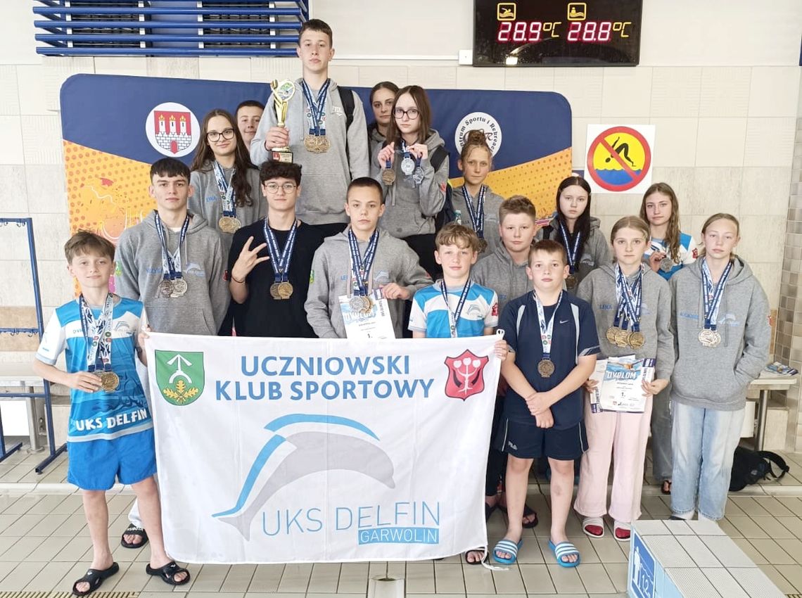 Delfin z pucharem w Warce