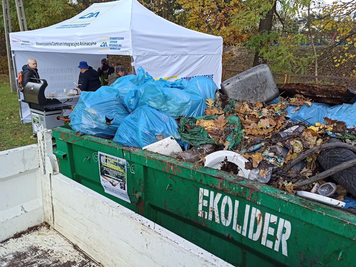 Dla środowiska i dla pamięci” – posprzątali las w Pagórach Dla środowiska i dla pamięci” – posprzątali las w Pagórach