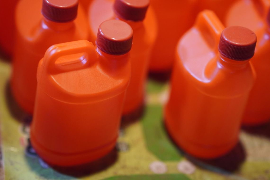 Dlaczego kanistry, butelki i nakrętki HDPE są wyborem numer jeden dla agresywnej chemii, produktów ropopochodnych i wysokiej temperatury Dlaczego kanistry, butelki i nakrętki HDPE są wyborem numer jeden dla agresywnej chemii, produktów ropopochodnych i wysokiej temperatury