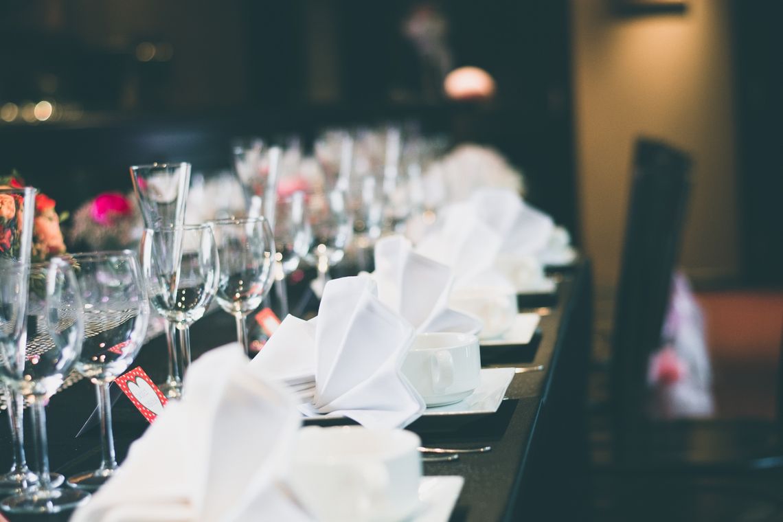 Dlaczego warto zorganizować event w sali bankietowej na stadionie?