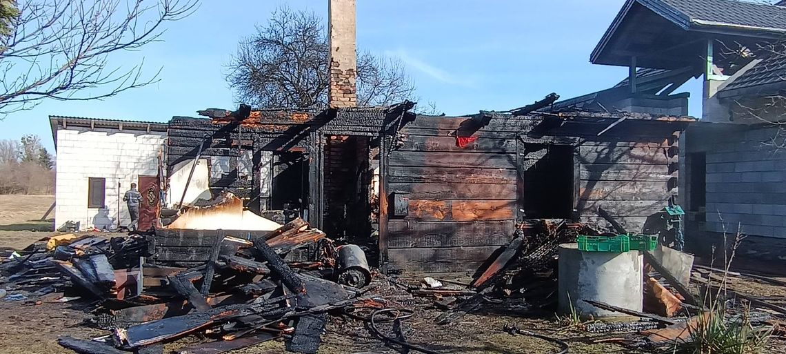 Drewniany dom spalił się doszczętnie