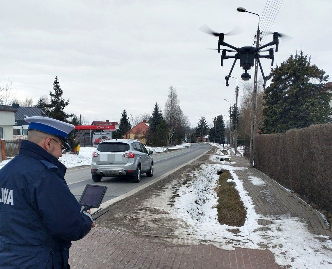 Dron nad przejściami – garwolińska policja kontroluje kierowców i pieszych