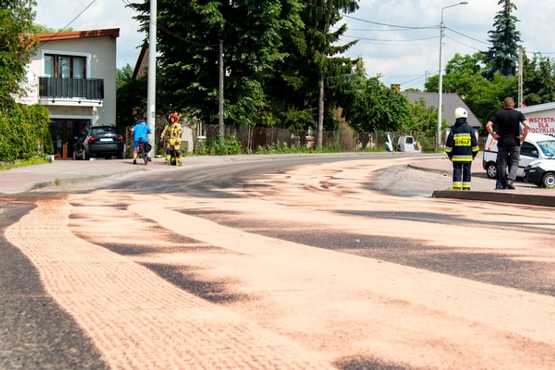 Duża plama oleju. Zablokowana ul. Wyszyńskiego