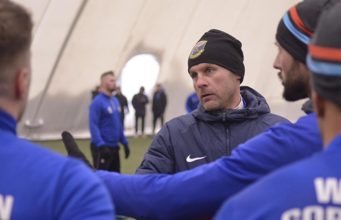 Dwa sparingi Wilgi Garwolin pod balonem w Miętnem