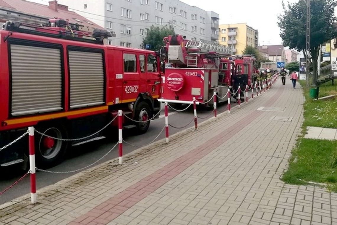 Dzieci na parapecie w centrum Garwolina