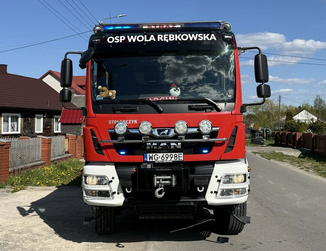 Dziecko zatrzaśnięte w aucie. Szczęśliwy finał historii