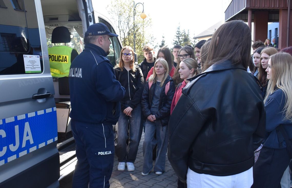 Dzień otwarty w Komendzie Powiatowej Policji w Garwolinie. Młodzież poznawała policyjną codzienność