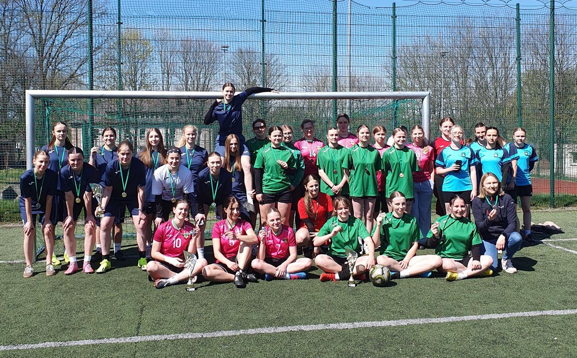Ekonomik ze złotym medalem w mistrzostwach powiatu w piłce nożnej dziewcząt