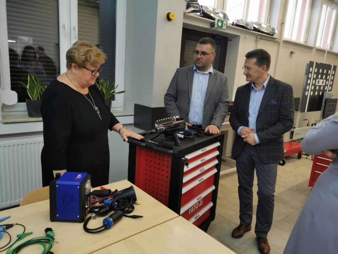 Elektryczne auta, symulatory, drukarki 3D – uczniowie szkół zawodowych otrzymają nowoczesny sprzęt Elektryczne auta, symulatory, drukarki 3D – uczniowie szkół zawodowych otrzymają nowoczesny sprzęt