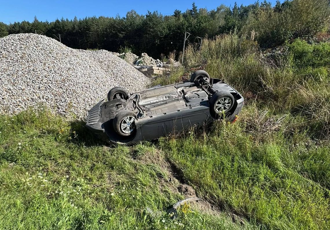 Ford wypadł z drogi w Trąbkach. 21-latek stracił panowanie nad autem Ford wypadł z drogi w Trąbkach. 21-latek stracił panowanie nad autem