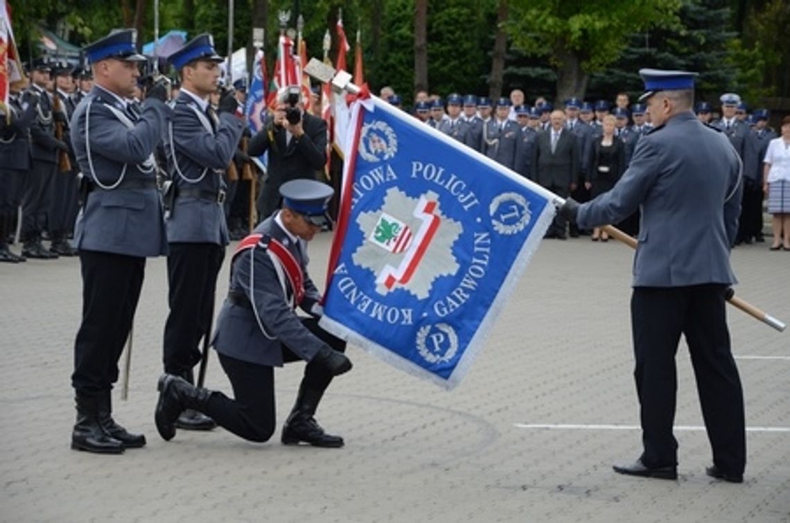 Garwolińscy policjanci ze sztandarem