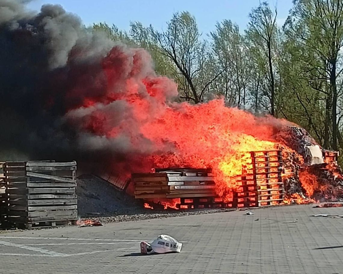 Gasili pożar tuż przy sklepie