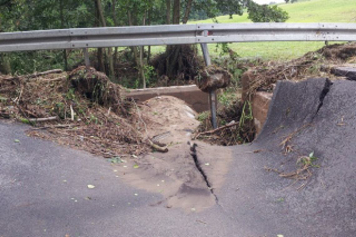 Gm. Trojanów: Po burzy zamknięto drogę