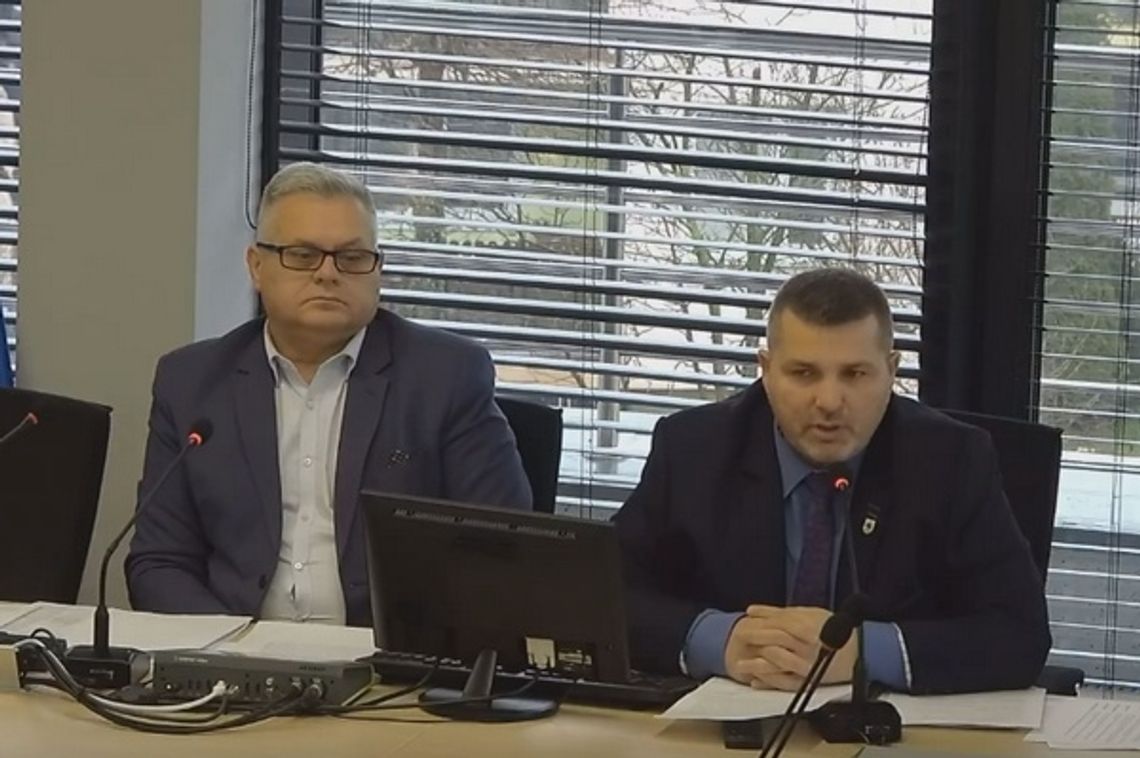 Gołoledź na drogach. Konferencja starosty