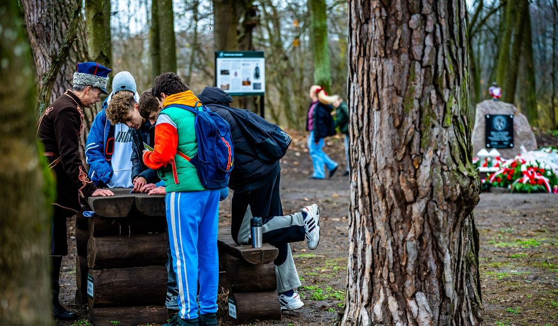 Gra terenowa w Uścieńcu – młodzież śladami Powstania Styczniowego Gra terenowa w Uścieńcu – młodzież śladami Powstania Styczniowego