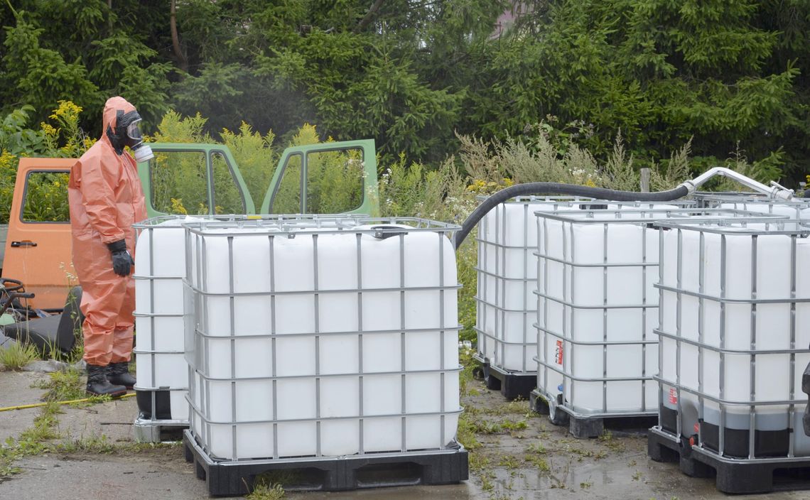 Groźny wyciek kwasu siarkowego w Garwolinie. Strażacy interweniowali przy cmentarzu