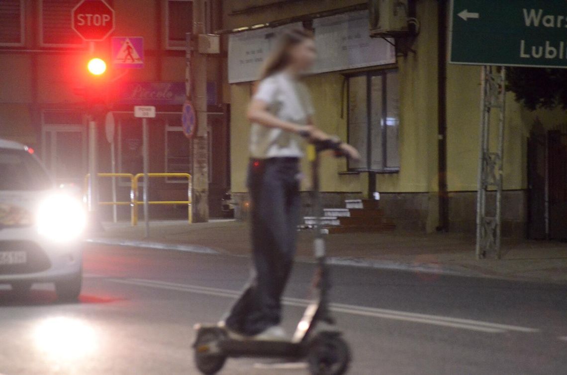 Hulajnoga zderzyła się z Kią. 18-latka nie zatrzymała się przed znakiem STOP Hulajnoga zderzyła się z Kią. 18-latka nie zatrzymała się przed znakiem STOP
