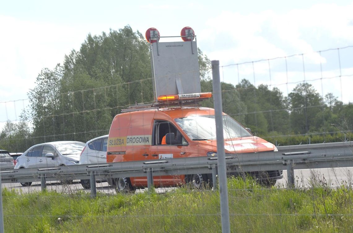 Hyundai uderzył w pojazd służby drogowej na S17. Jedna osoba w szpitalu