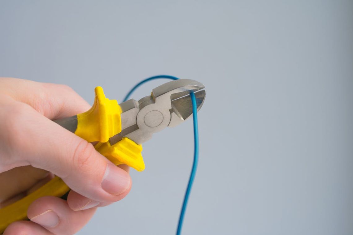 Kiedy warto wezwać elektryka w Warszawie?