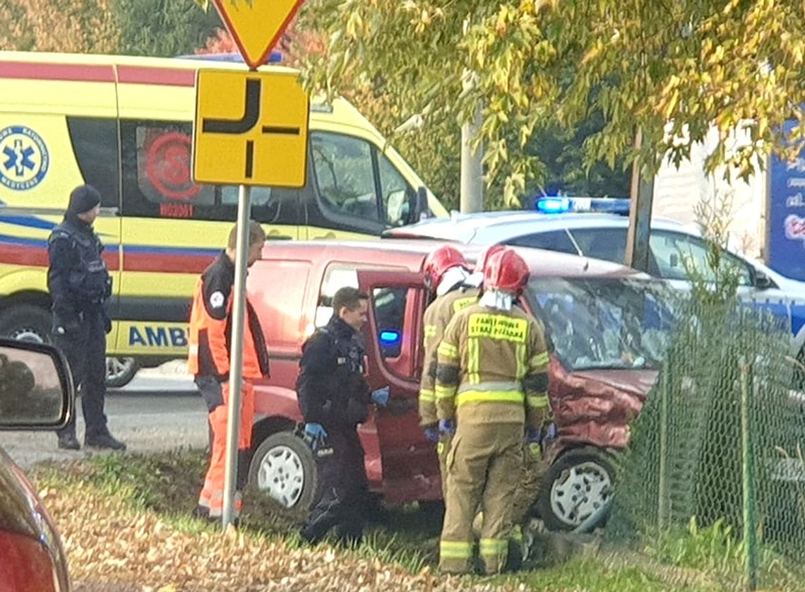 Kolizja autobusu z fiatem