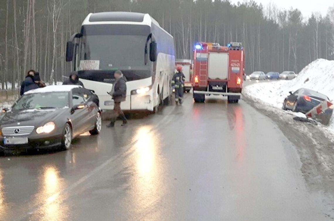 Kolizja autobusu z oplem spowodowała utrudnienia