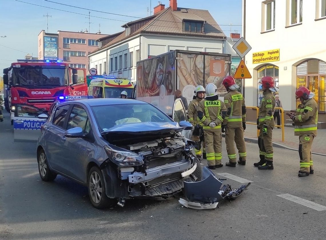 Kolizja dostawczaka z toyotą