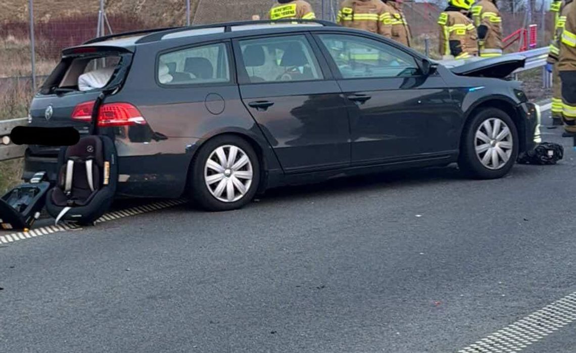 Kolizja na S17 w Mrokowie. Bus zderzył się z osobówką