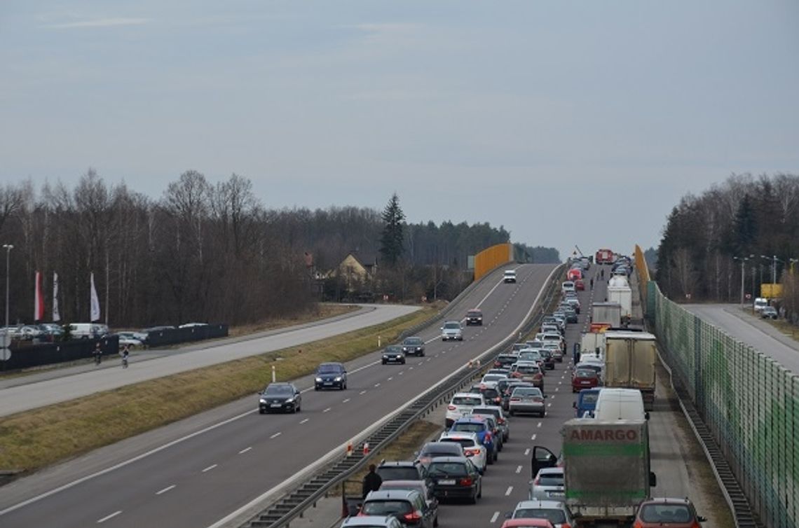 Kolizja trzech aut. S17 zablokowana