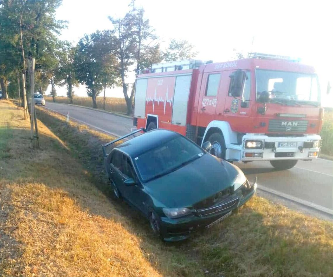 Kolizja w Sokole: lexus uderzył w audi i wpadł do rowu