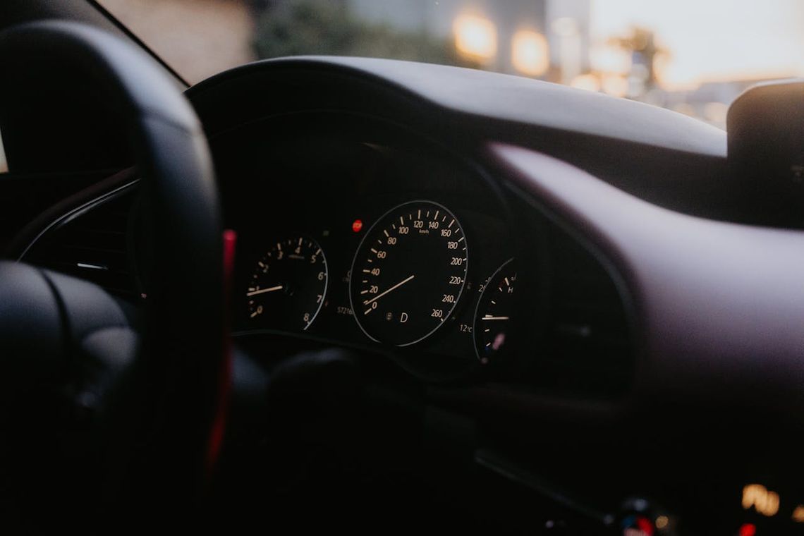 Kompleksowy poradnik: Jak wybrać dobrą szkołę jazdy w Warszawie