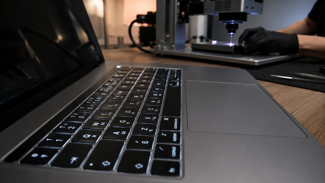 Kupiłeś MacBooka w USA lub w Niemczech? Jak zmienić układ klawiatury w 15 minut bez utraty jakości