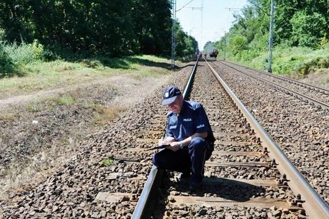 Leżał na torach. Pomogli mu policjanci