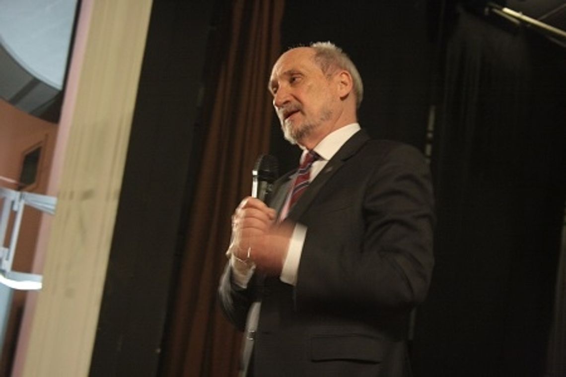 Macierewicz o Tusku, Smoleńsku i sile reklamy