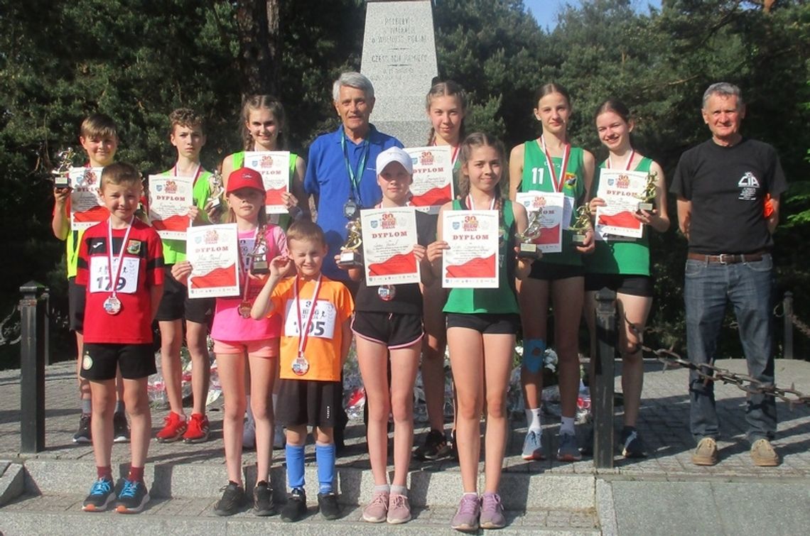 Medale dla zawodników, statuetka dla trenera