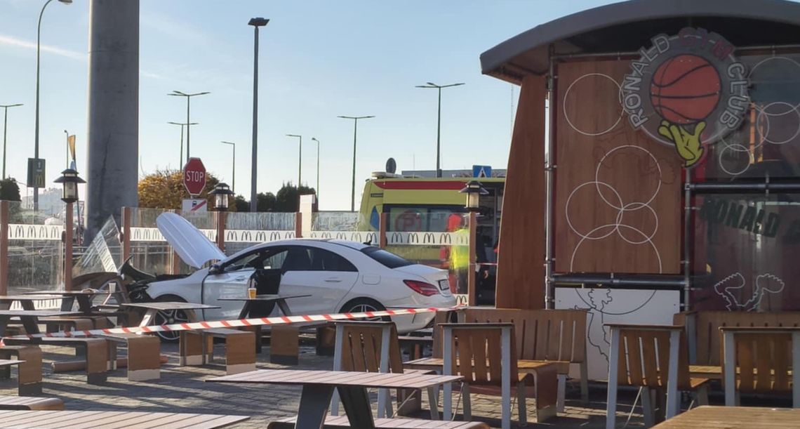 Mercedes wjechał w witrynę McDonald’s Mercedes wjechał w witrynę McDonald’s
