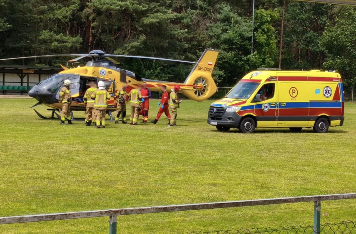 Mężczyzna spadł z drabiny. LPR lądowało na boisku