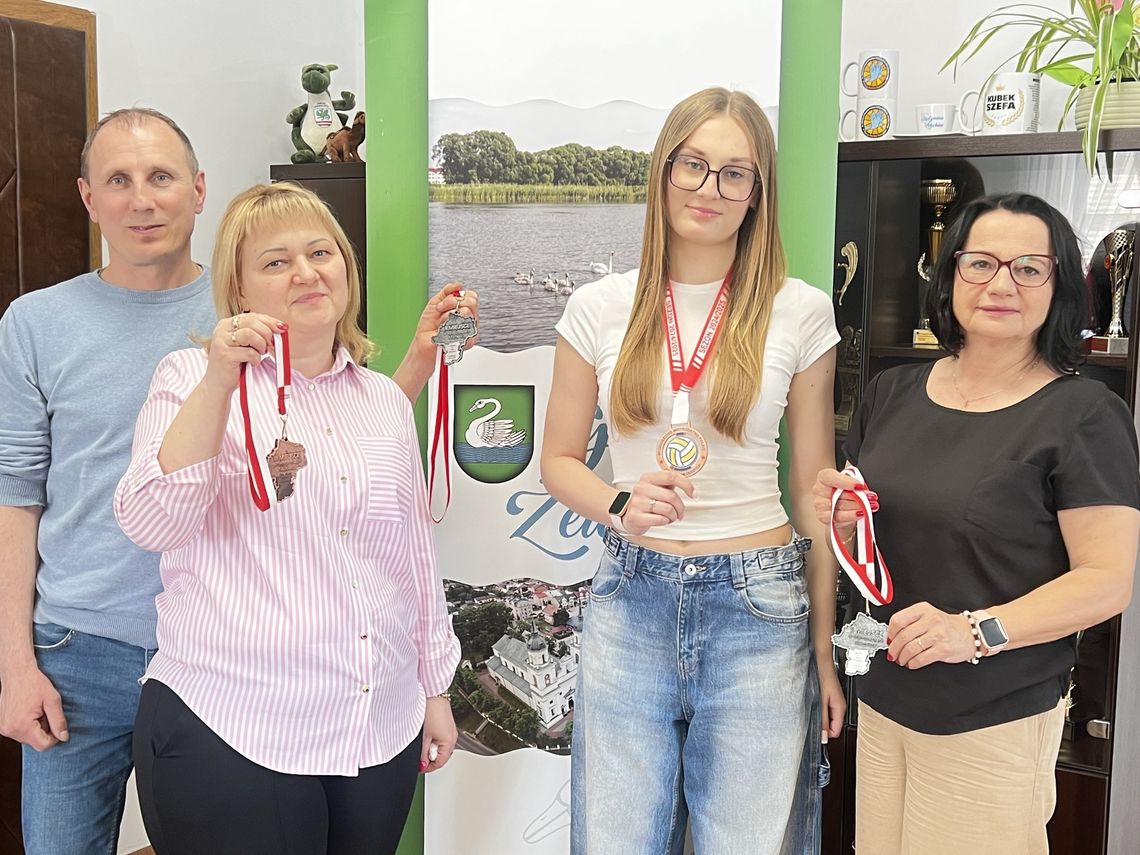 Młoda siatkarka z sukcesami. Klaudia Siwińska gościła w żelechowskim urzędzie