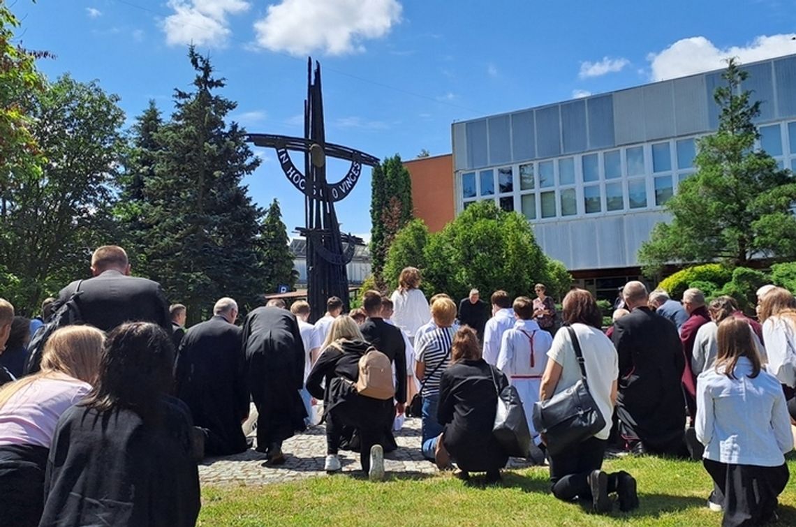 Młodzi diecezji siedleckiej spotkali się przy krzyżu