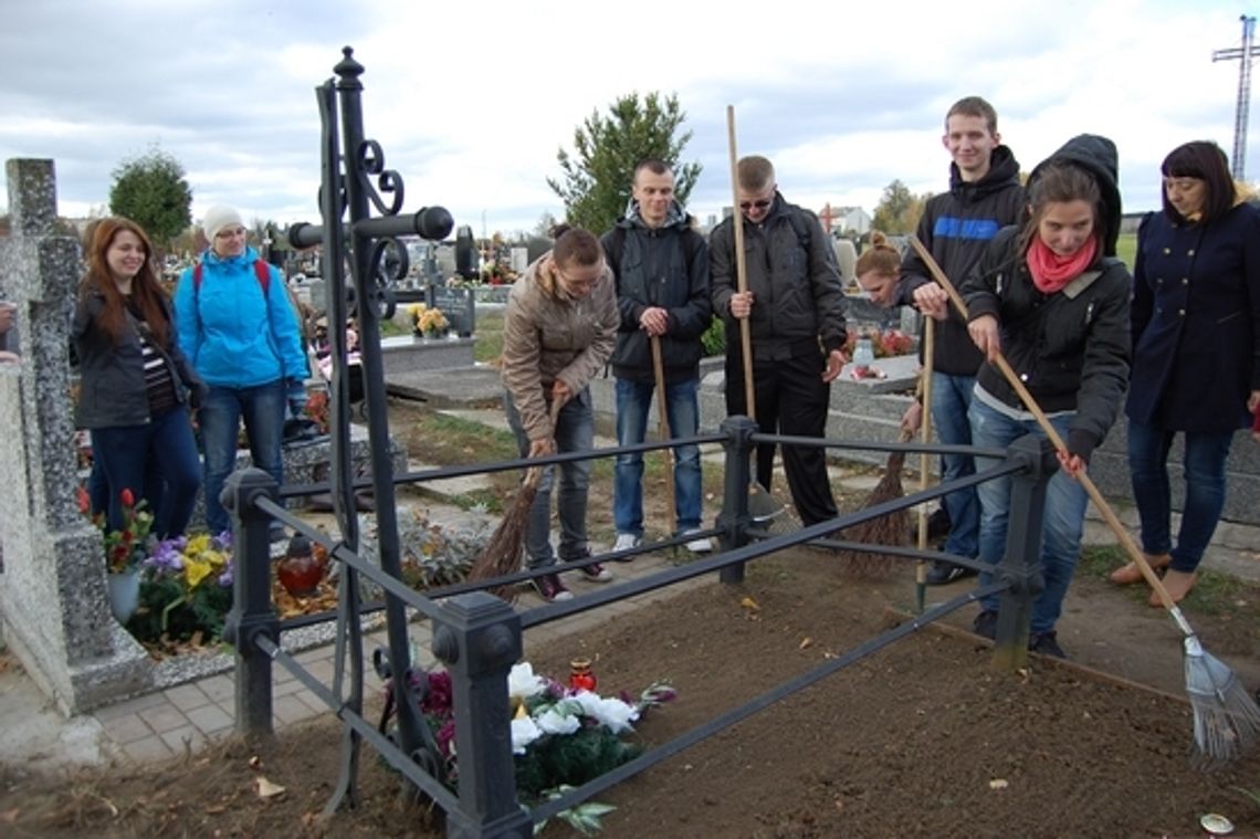 Młodzież dba o pamięć zmarłych