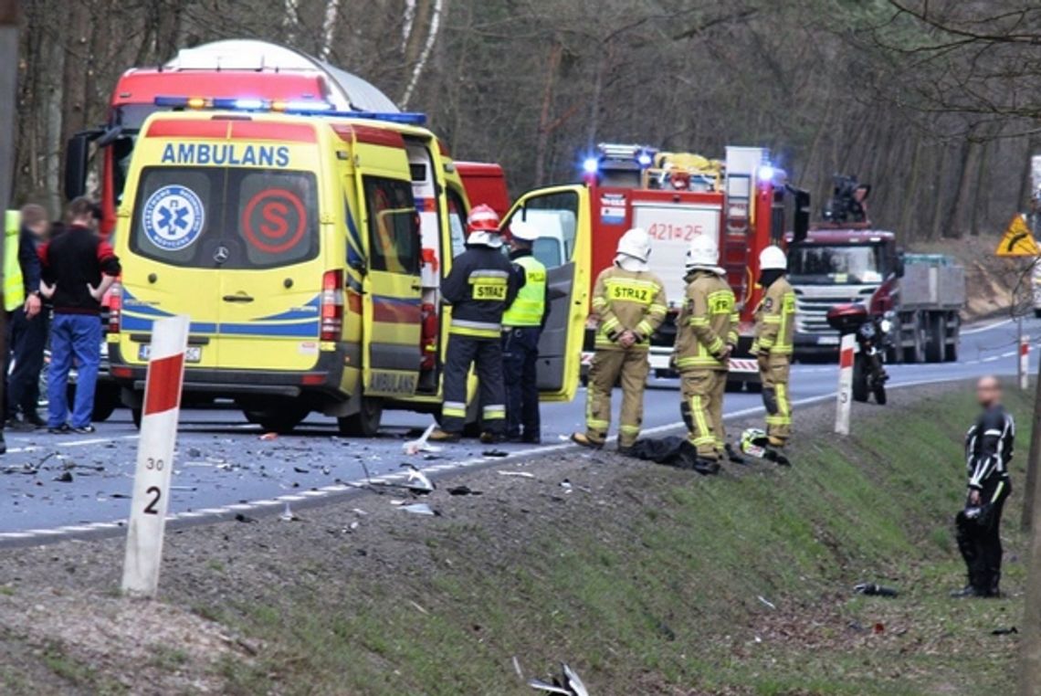 Motocykl wpadł pod tira. Kierowca zmarł w szpitalu