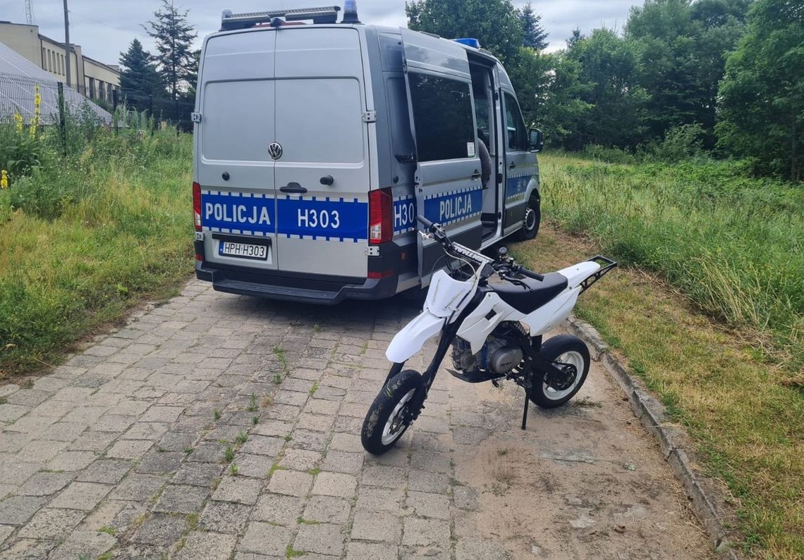 Motocyklista na jednym kole uciekał przed policjantami