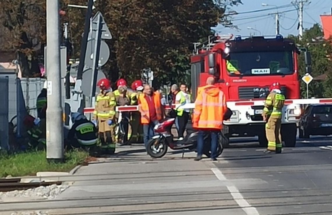 Motorowerzysta wjechał w rogatki