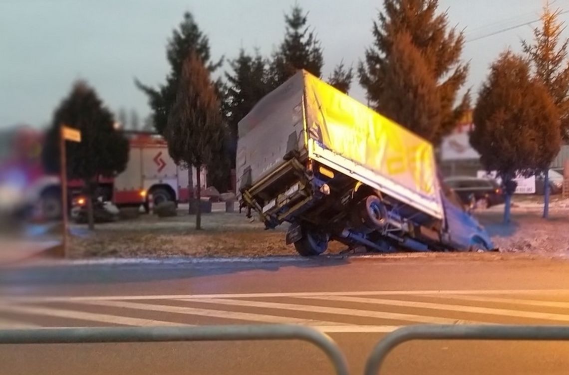 Nie ustąpił pierwszeństwa. Auto dostawcze wjechało do rowu