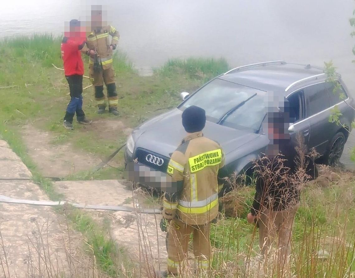 Nie zaciągnął ręcznego. Audi wpadło do Wisły Nie zaciągnął ręcznego. Audi wpadło do Wisły