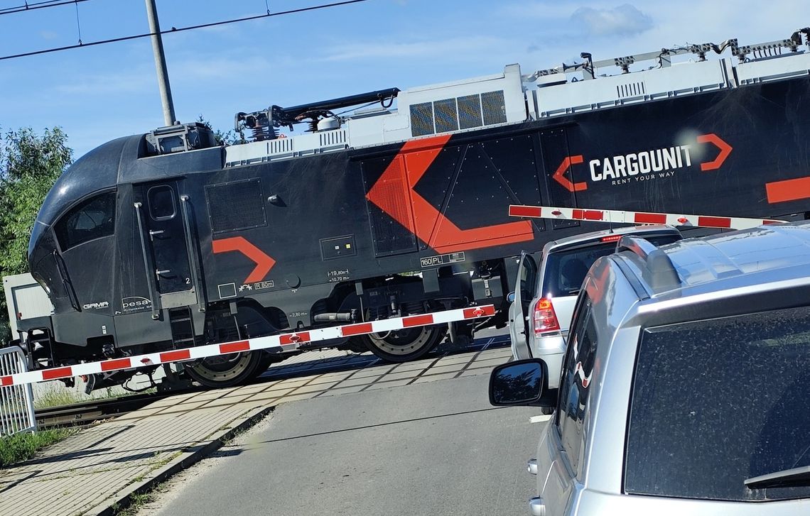 Niebezpieczny manewr na przejeździe w Górkach. PKP: „Sprawa trafiła na Policję”