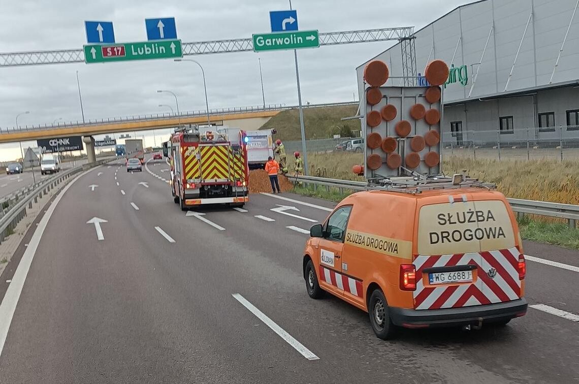 Niecodzienne zdarzenie na S17 – wysypane wytłoki jabłek