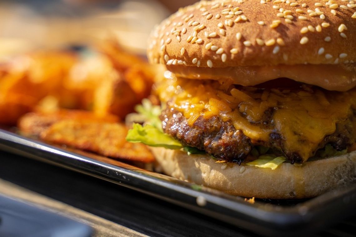 Niskokaloryczny burger? To możliwe! Sprawdź, ile tak naprawdę kalorii ma burger